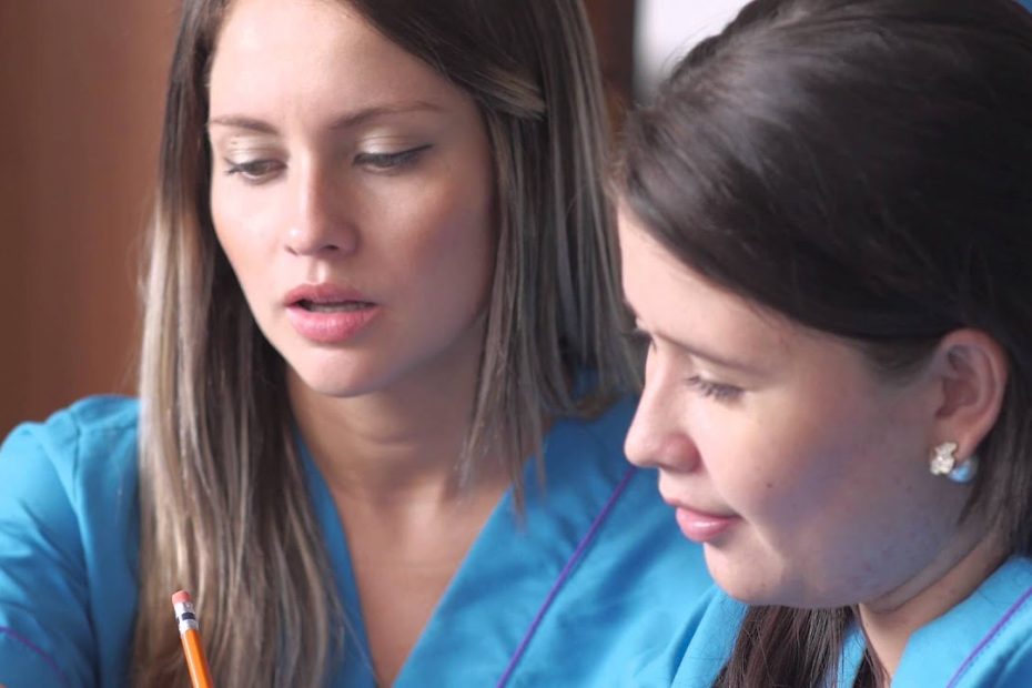 Estudiar para ser Auxiliar Administrativo en Latinoamérica: Duración y Plan de Estudios en Colombia, México, España y Argentina