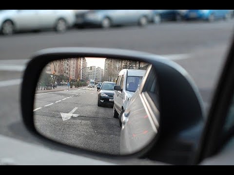 ¿Cuántos espejos retrovisores debe llevar el vehículo de la fotografía?